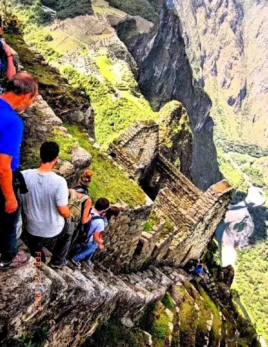 霄霄晚霞照西山。