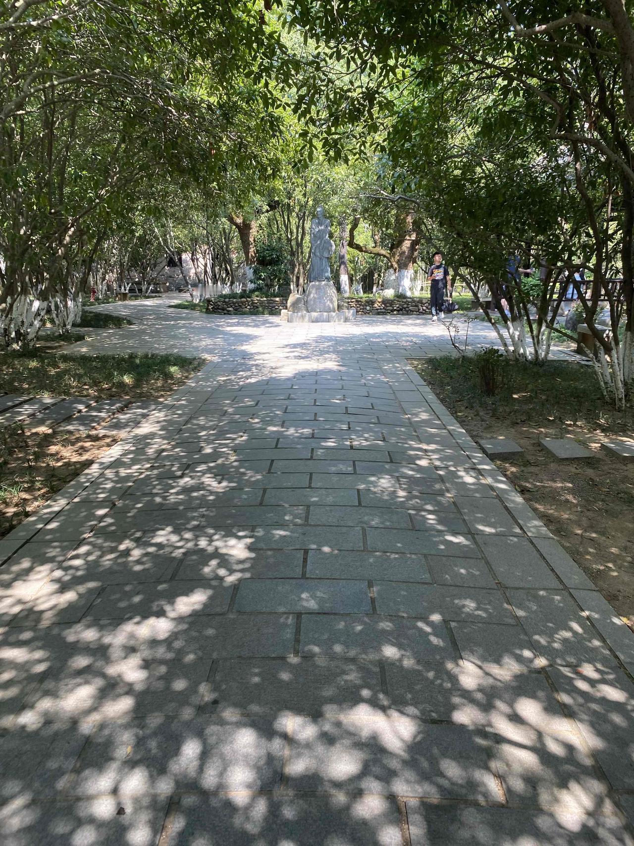 老人把自己的房子拿来给儿子做婚房，并过户到儿子名下，儿子结婚没几年脑中风，儿媳立