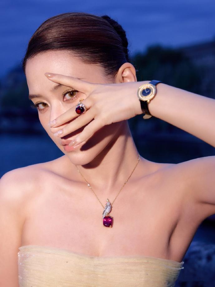 何超莲VOGUE真的在打电话第一眼看着像精心设计的时尚造型，核实之后才知道，何超