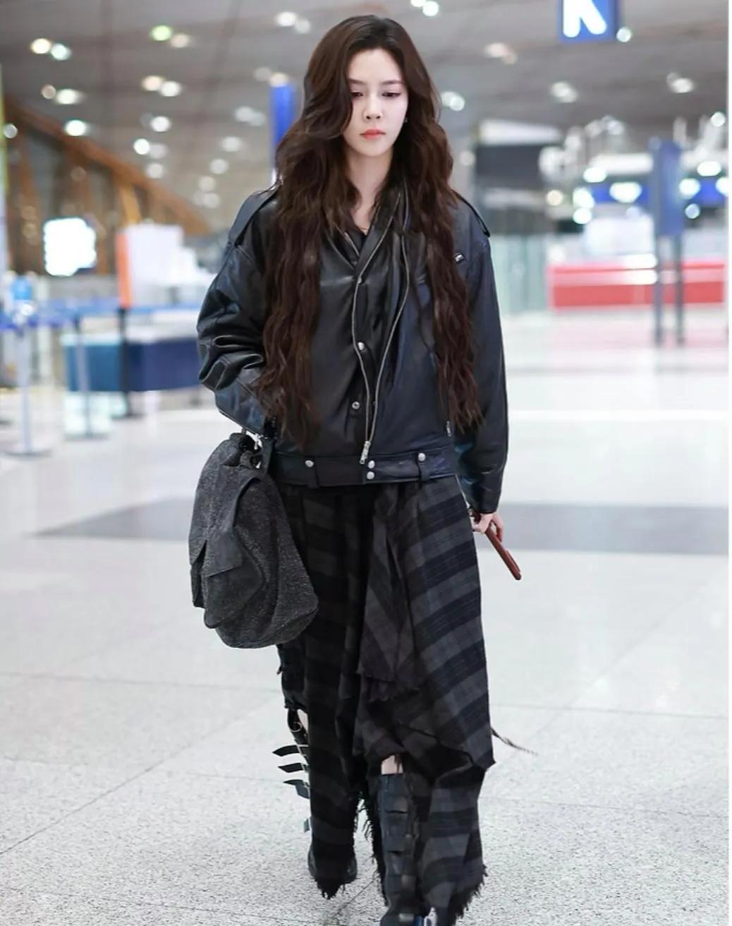 宋妍霏这“黑皮+格纹裙”，把酷飒风焊在机场了
 
谁看了不说宋妍霏是机场穿搭范本