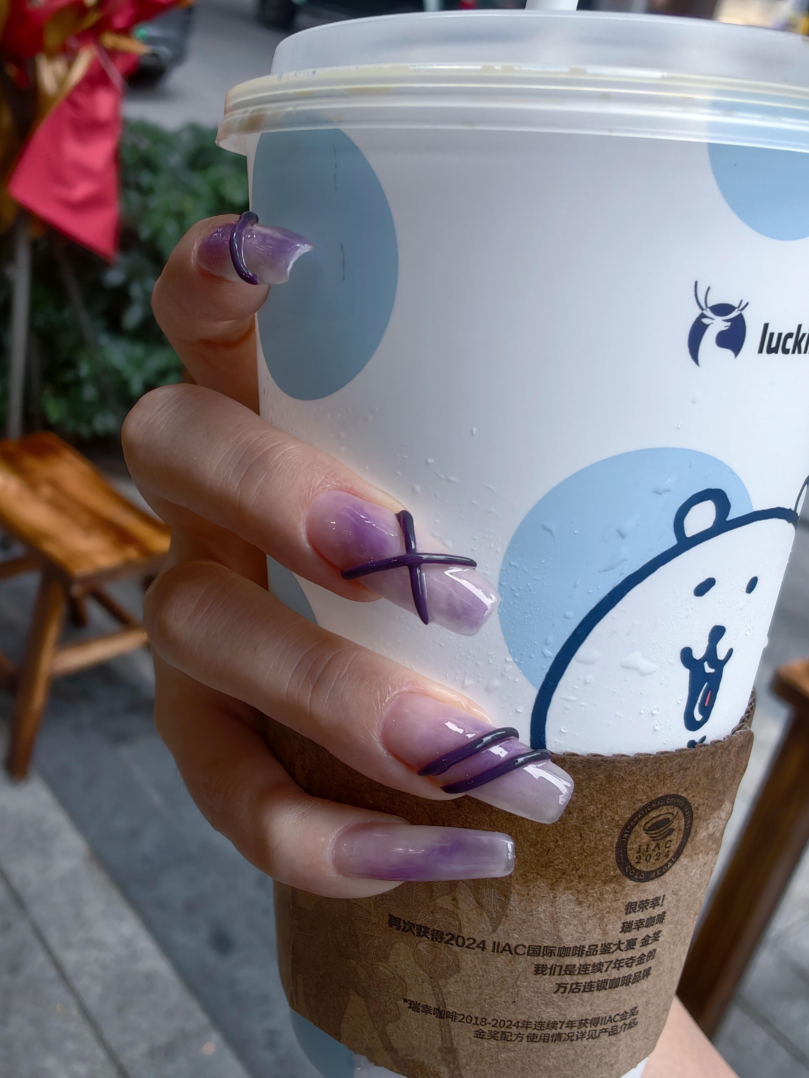 这个月做的美甲，刚做完挺好看的，看久了感觉是手指甲上挂了几条紫色粑粑