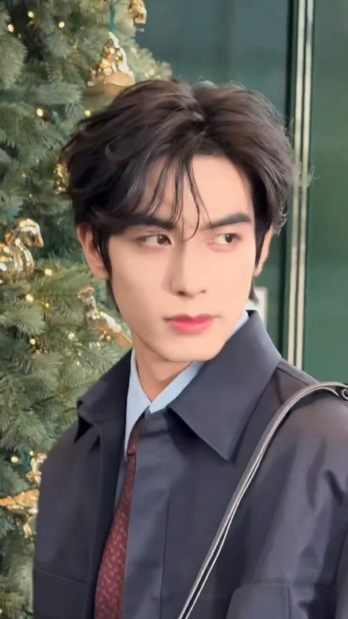 哇塞，宋威龙搞这么帅是要“鲨”疯我们吗！宽肩窄腰的黄金比例，贵气感从骨子里散发出