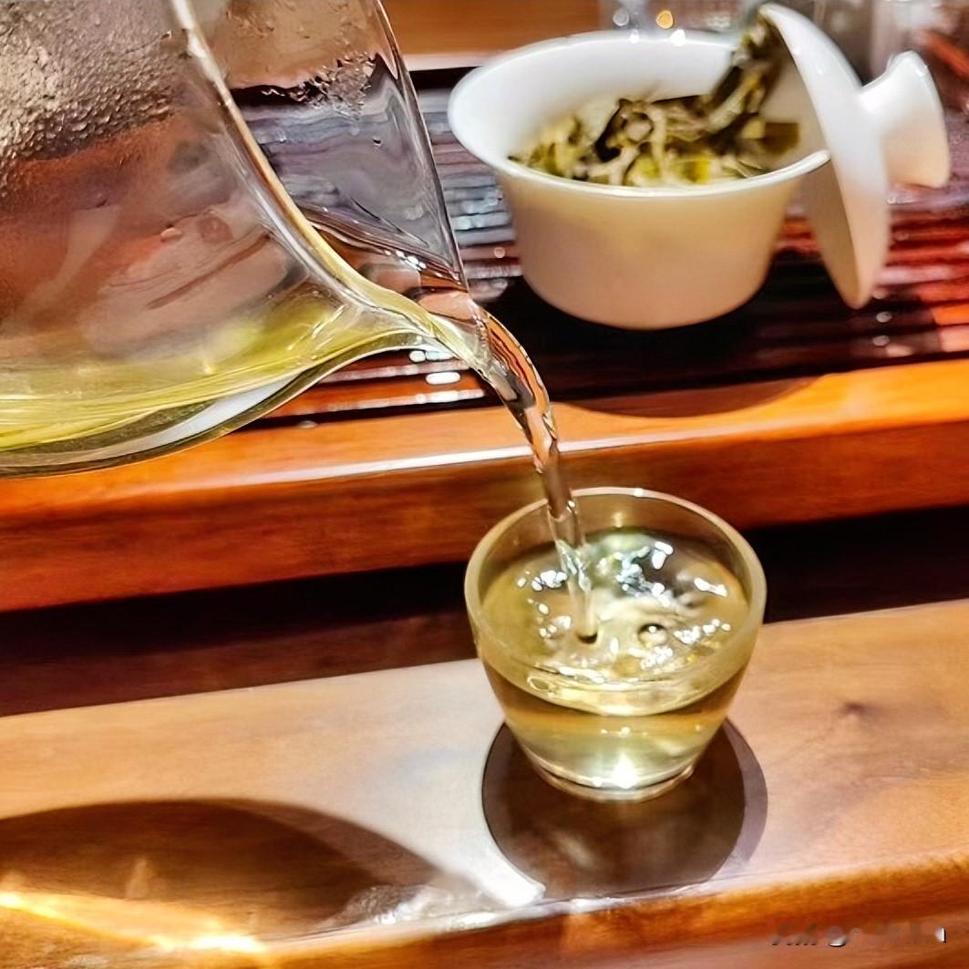 普洱茶到底属于黑茶还是绿茶?

有时候觉得，人和茶很像。
苦过、涩过，最后才能回