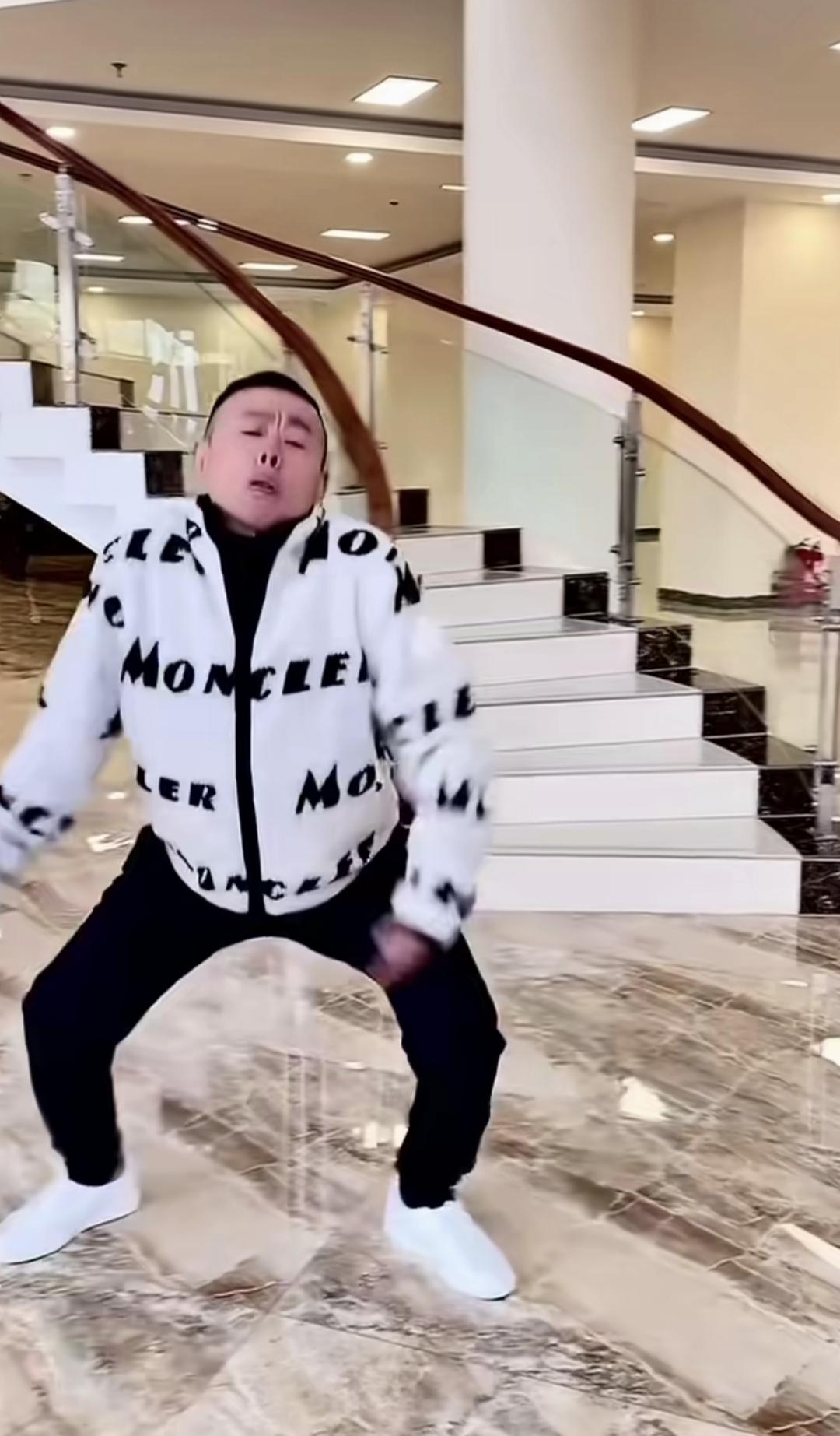 下班了有点累，拿起手机刷刷小视频，今天不知道怎么了，刷前面二三十个视频，这位艺术