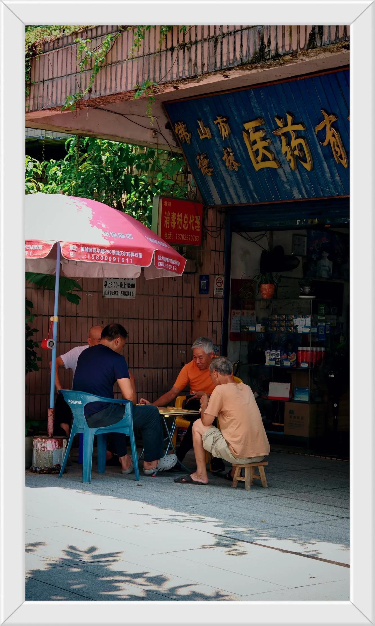 棋盘上，红黑相间，兵马交织，构成了一幅壮丽的画卷。老人与邻居你争我夺，展开了一场