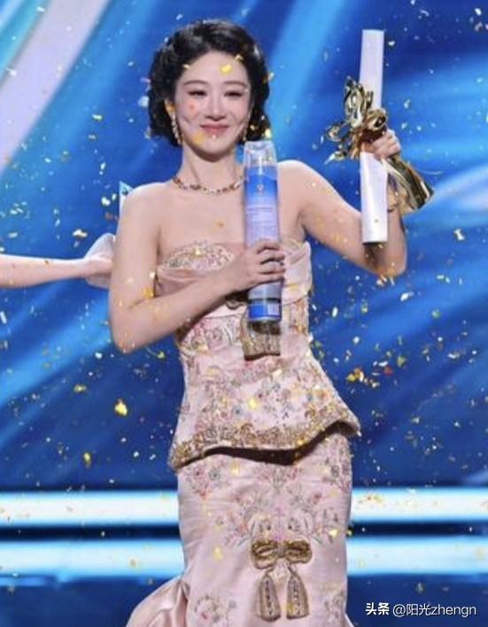 杨紫拿下白玉兰视后确实挺难得，也是首位拿奖的90后小花，杨幂、唐嫣、刘诗诗这几位
