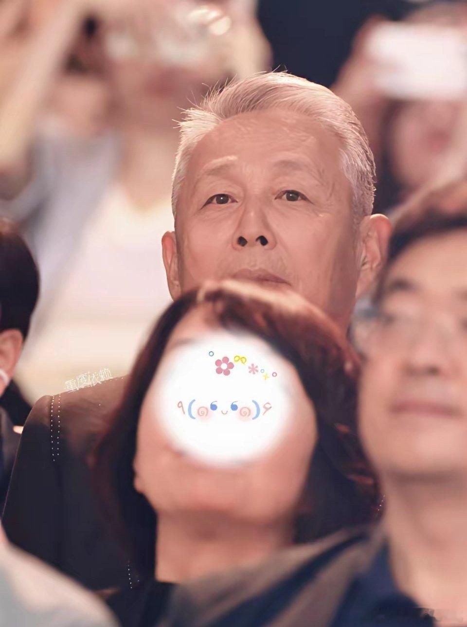发现了没？陈道明有一个明显的特点，倒不是因为他变老了，而是他的头发明明都白了，但