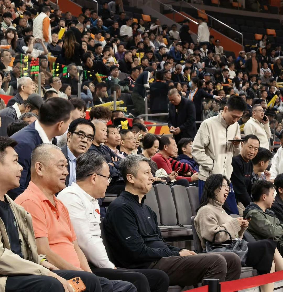 大跌眼镜！输给上海队40分，广东男篮主场输得一塌糊涂，可以说溃不成军。

原本以