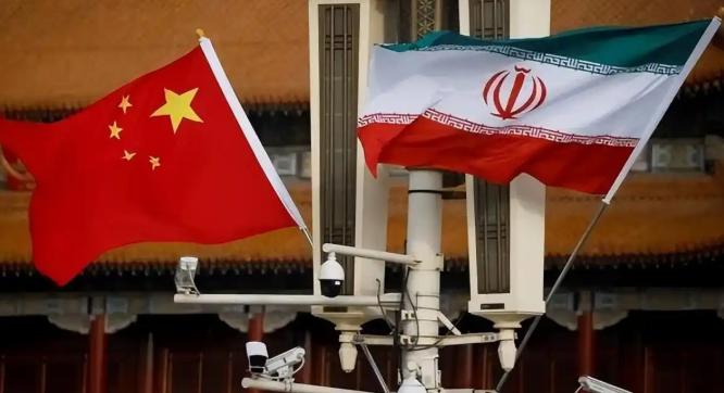 海湾上空突发连环爆炸，美伊接连出手互相袭击，数万美军驻军地带警报不断，一场区域冲