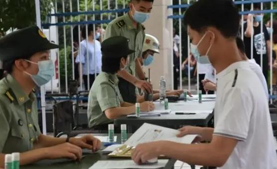 【“我父亲犯错为啥让我买单”？政审员的一句话，让大学生哑口无言】

对于很多学生