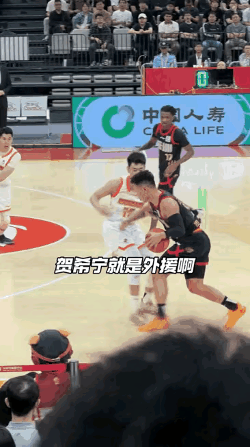 现场实拍！球迷喊破喉咙：贺希宁就是外援啊！
 
前天在深圳主场看球，直接被贺希宁