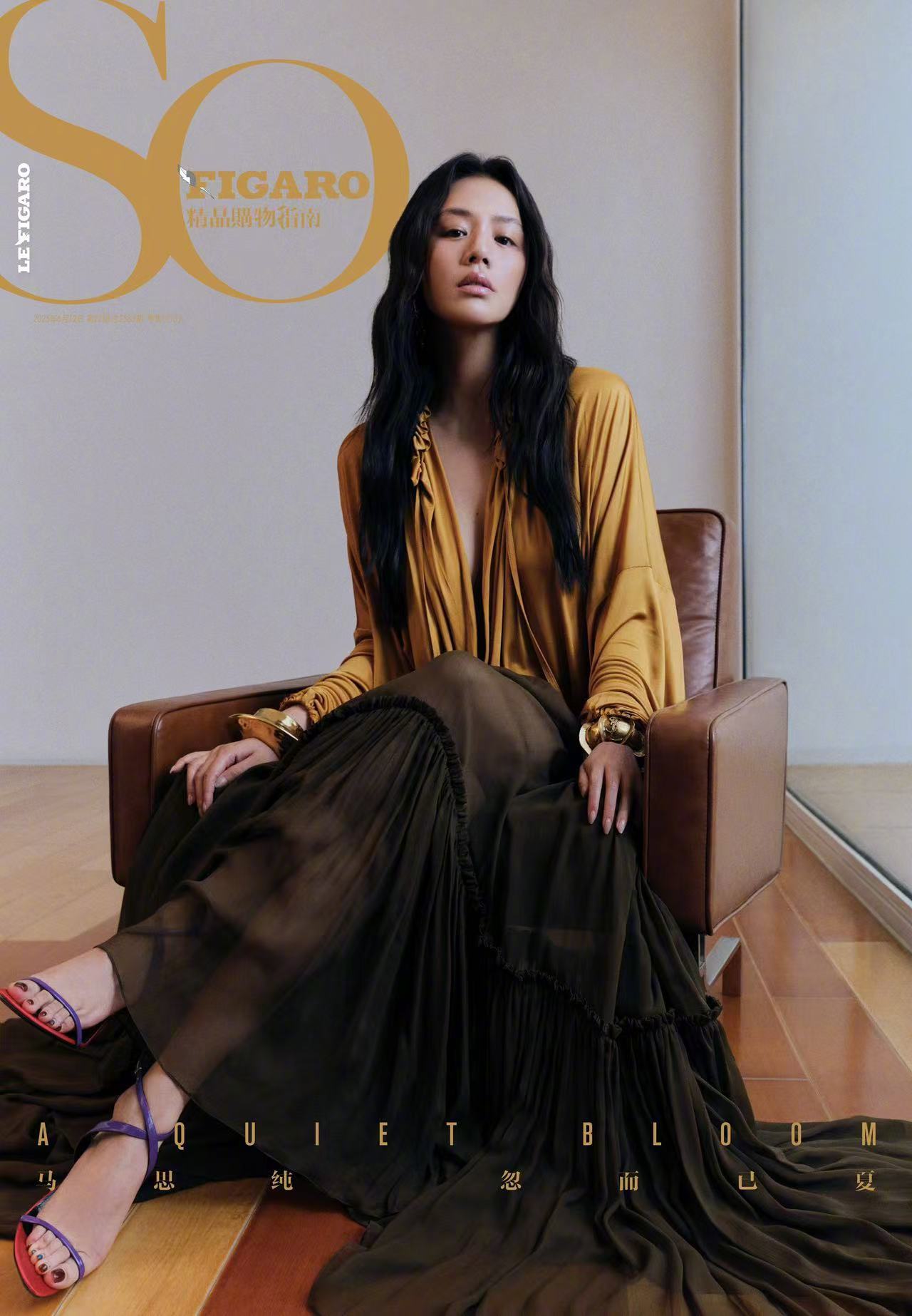 马思纯身穿 Saint Laurent 2025 春夏系列，优雅登上《So Fi
