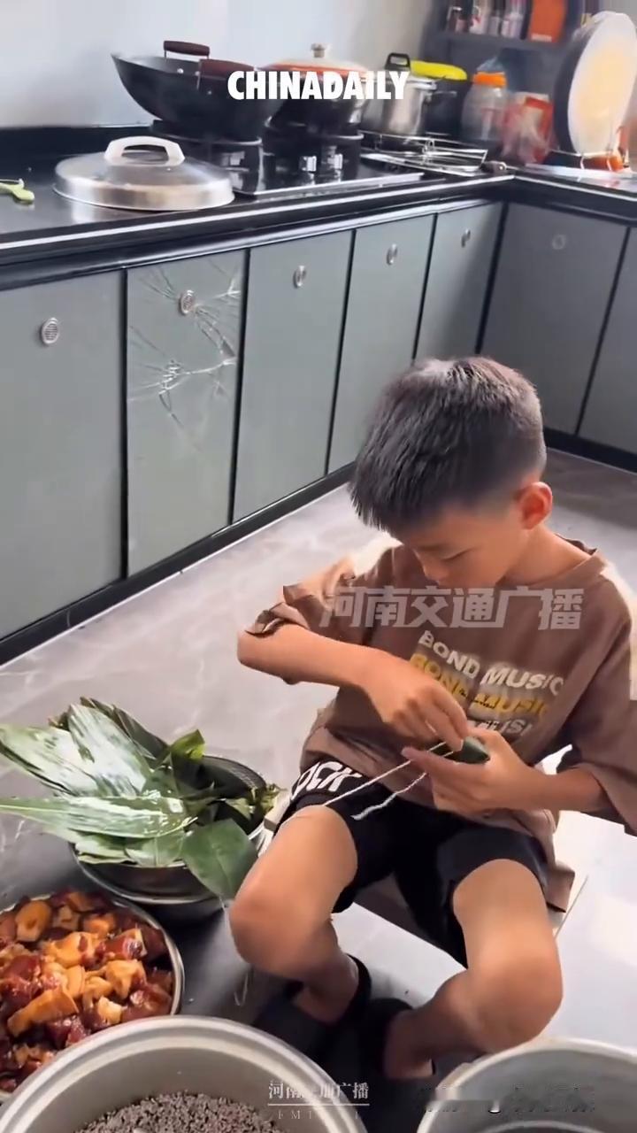 小孩哥包粽手法绝了，动作行云流水，利落又标准。
来源：中国日报。
小小年纪，手艺