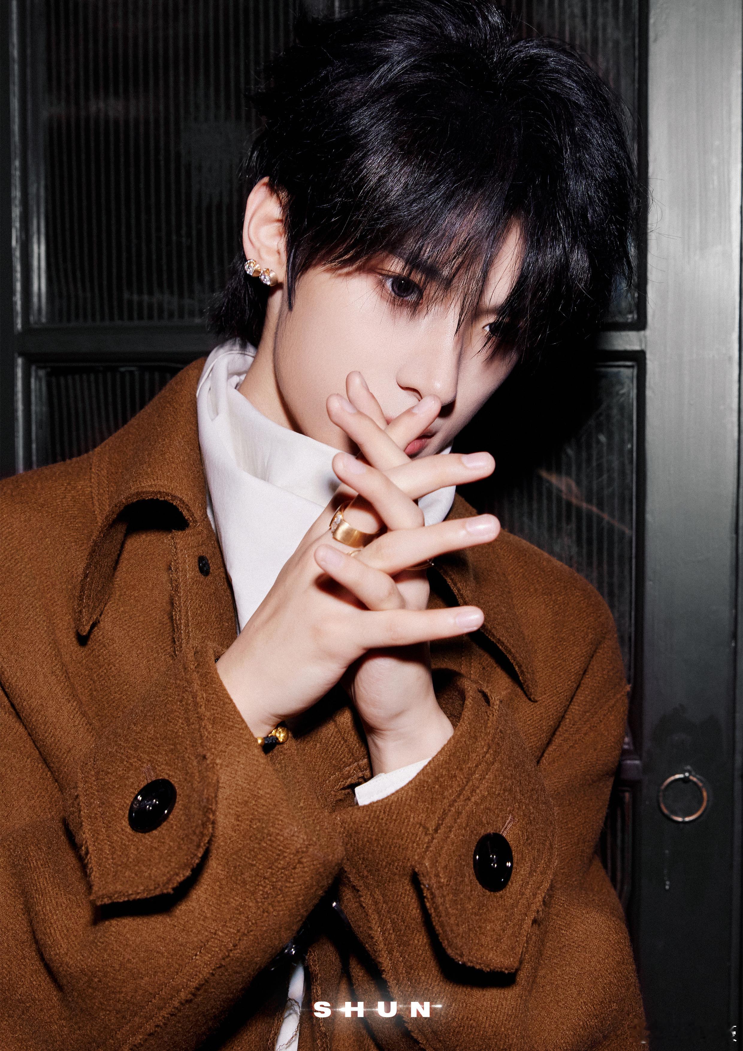 张峻豪 × 2025流光盛典今日精品购物指南盛典造型大片，一袭棕色大衣出镜，质感