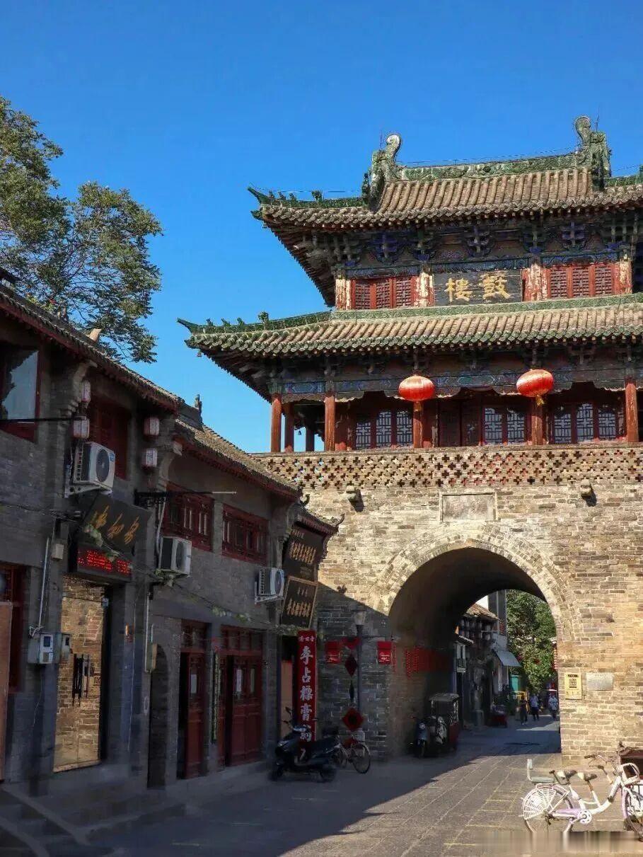来洛阳别赶行程，老城慢逛才是神都浪漫！清晨登丽景门看老城黛瓦，中午啃水席解馋，午