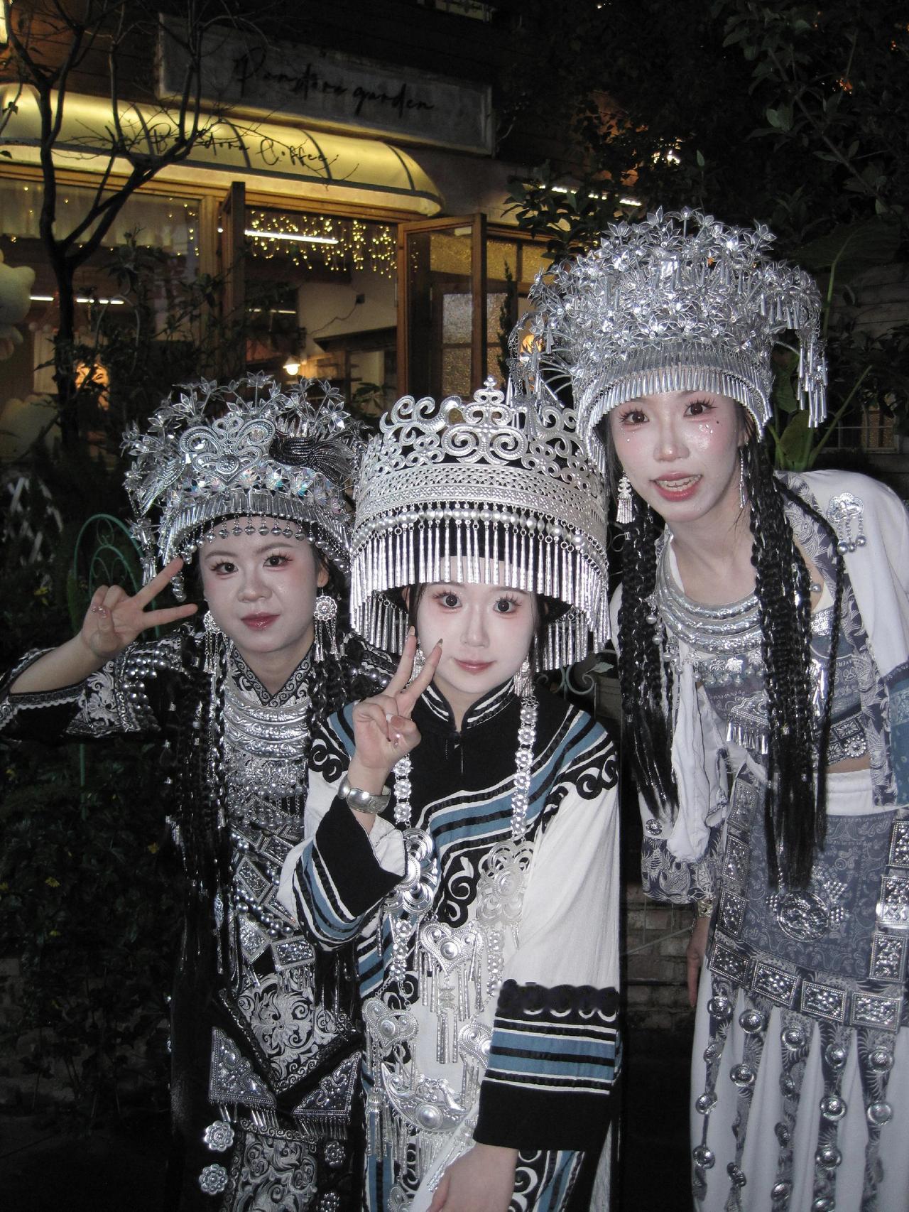 古镇潘多拉随拍赴一场苗族盛装之约 苗族服饰打卡 苗族服饰的天花板 苗服旅游