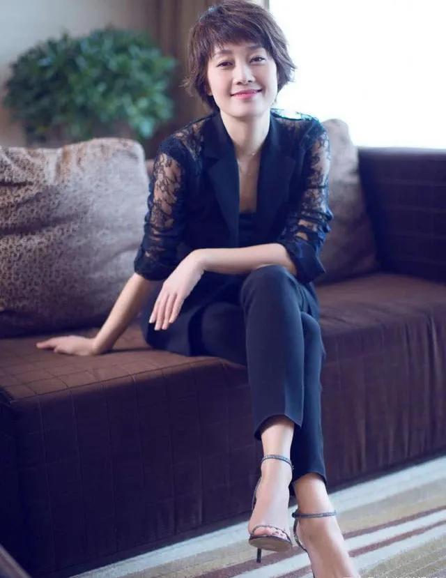 演员，马伊琍说，赚钱非常不容易，所以我从来都不乱花钱，我挺节省，钱这些东西很现实