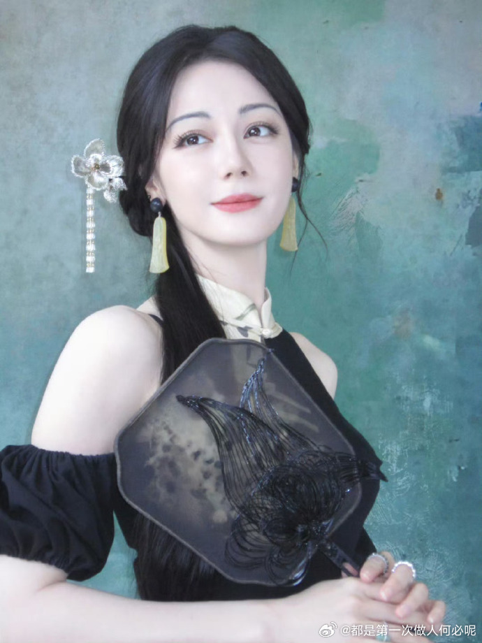 终极之战打响！迪丽热巴踏上本季终章探案路，不放过任何线索，势要揪出幕后黑手，全程