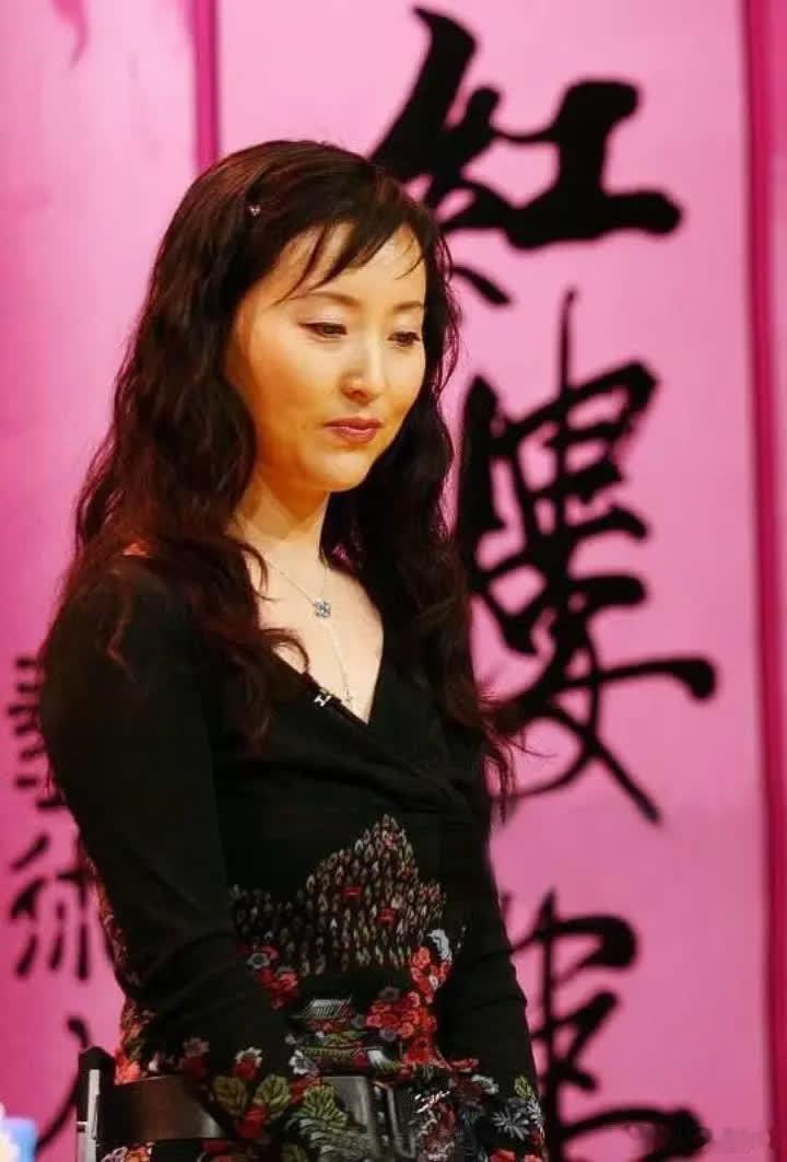 2007年的正月初三，陈晓旭的丈夫郝彤，把双方父母请到家里，跪下磕了3个响头：“