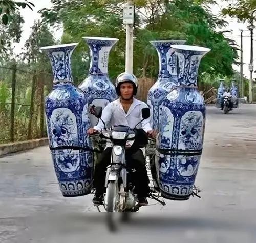 高手在民间，这种平衡杂技演员都很难做到吧？如果没有纯技术，一倒就是一个大损失，大