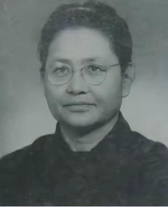 1949年，76岁的军阀李德全强娶了19岁的逃难女学生周秀英。新婚夜，李德全刚扯