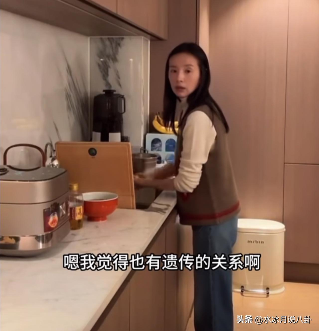 董洁说：“大家都在问为什么我没有白头发，其实我偶尔还会冒两根，我觉得这跟遗传有很