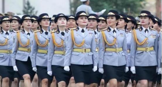 世界上最安全的两个国家，一个谁也打不过，一个谁也不敢打。
世界纷纷扰扰，但有两个