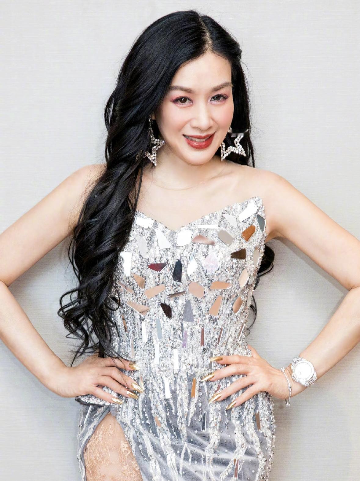 钟丽缇这几日说了段话，让我们普通人心里听着挺不舒服的。

她说她不希望女儿们去国