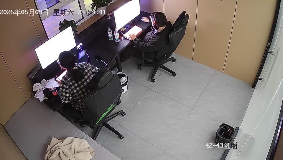 阿勒泰电竞馆暖心一幕！满屋喧闹里，姑娘连续5天静心苦读太戳心。
 
“能在喧嚣红