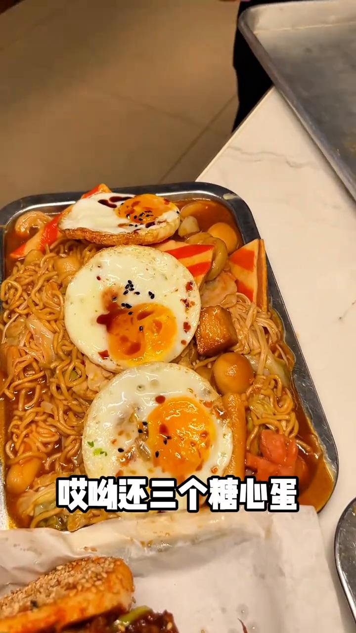北京极品六件套。
来了来了，您的菜好了。
·老北京鱿鱼烧饼。
·芥末虾球，这料给