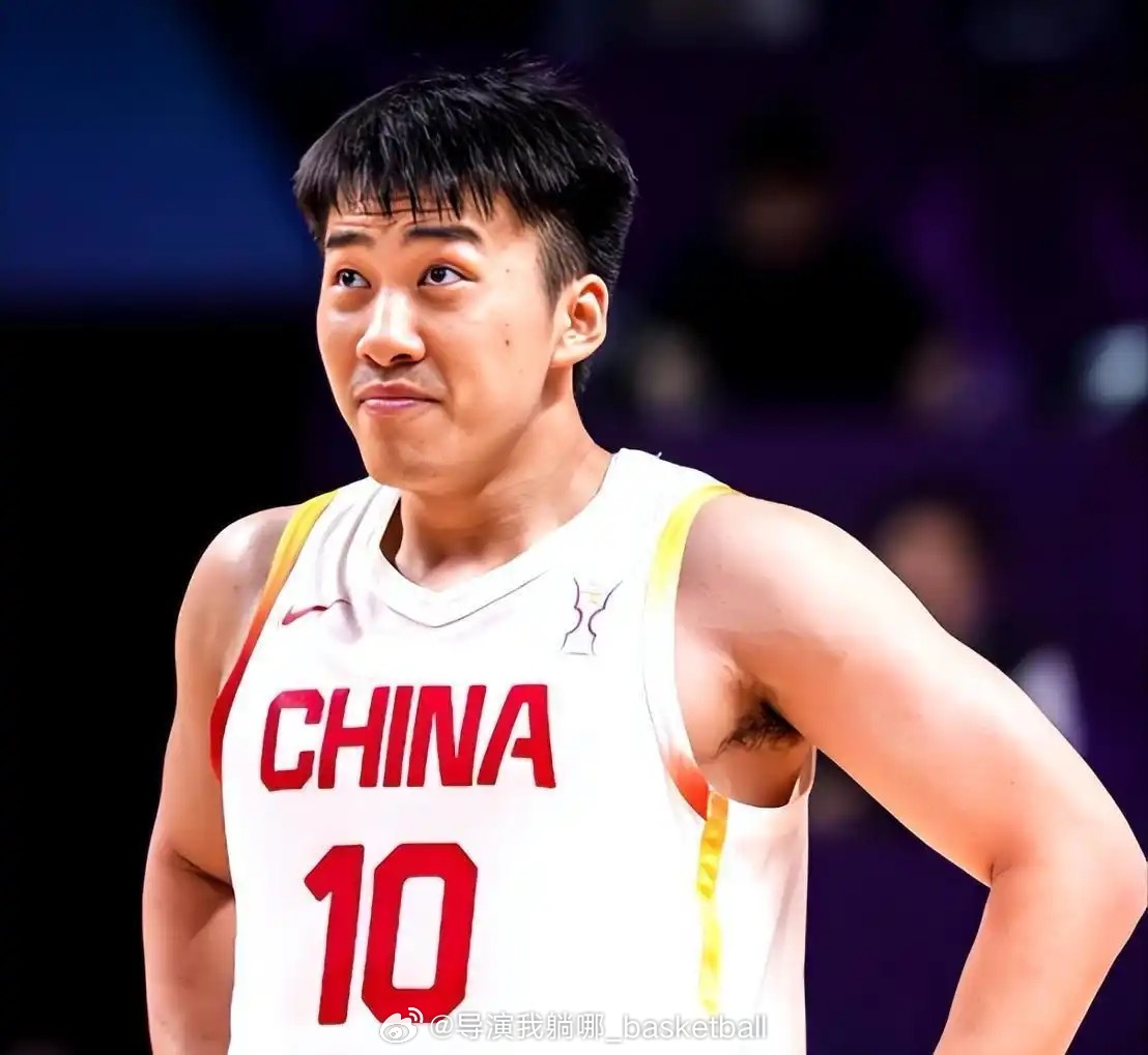 正在征战NCAA的王俊杰接受采访回应大学赛场和国家队的区别：在国家队教练会要求更