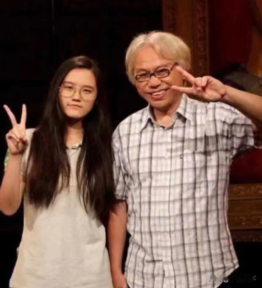 还记得那个相差40岁的爷孙恋吗？李坤城去世后，
林靖恩现在过得怎么样。

202