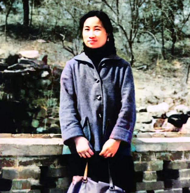 1962年，屠呦呦赴海南工作临行前留影。

照片里的她穿着洗得发白的蓝布工装，背