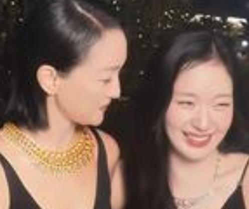 2026年6月3日，在香港举办的香奈儿臻品珠宝活动中，韩国演员金高银向周迅表白。
