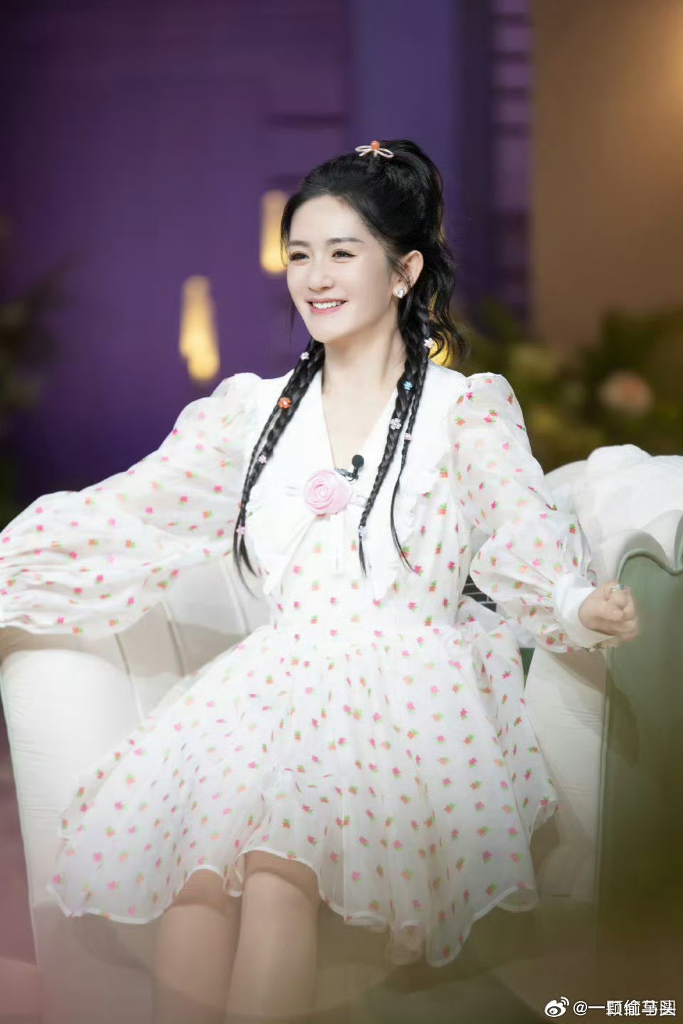 谢娜控场能力直接拿捏全场。能搞笑能救场，温柔又有分寸，照顾所有人情绪，这季女性群