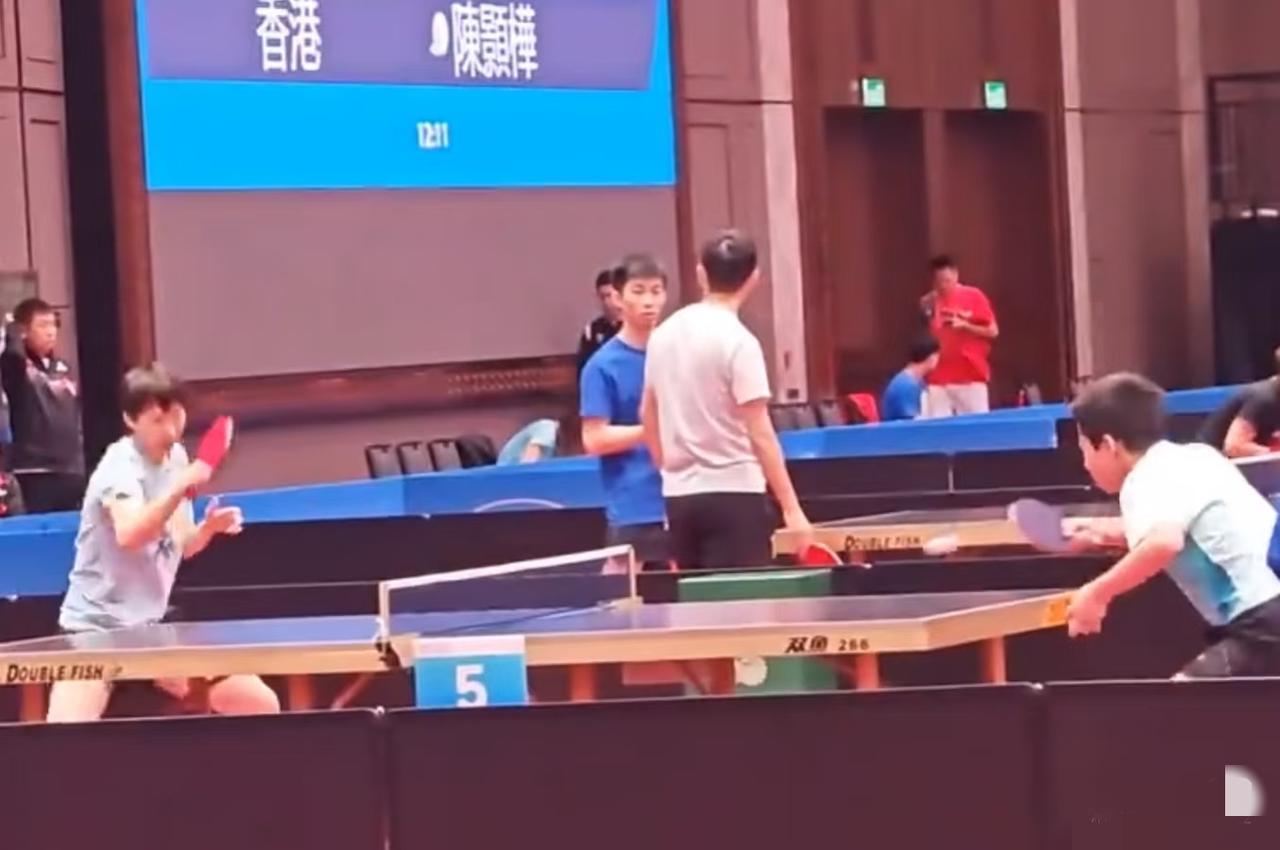 你们想要的王曼昱的男陪练来了，
没错，是一位十三岁的小孩哥，
哈哈，这小孩哥也是