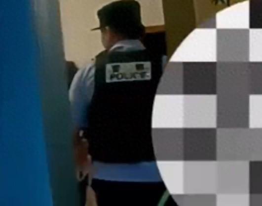 “太暖心了！”浙江诸暨，一通稚嫩的110报警电话，让民警化身“家庭煮夫”。12岁