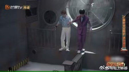 大张伟爆笑驯服四肢 密室大逃脱 大张伟驯服四肢现场太有梗！想迈步克服恐高，结果脚