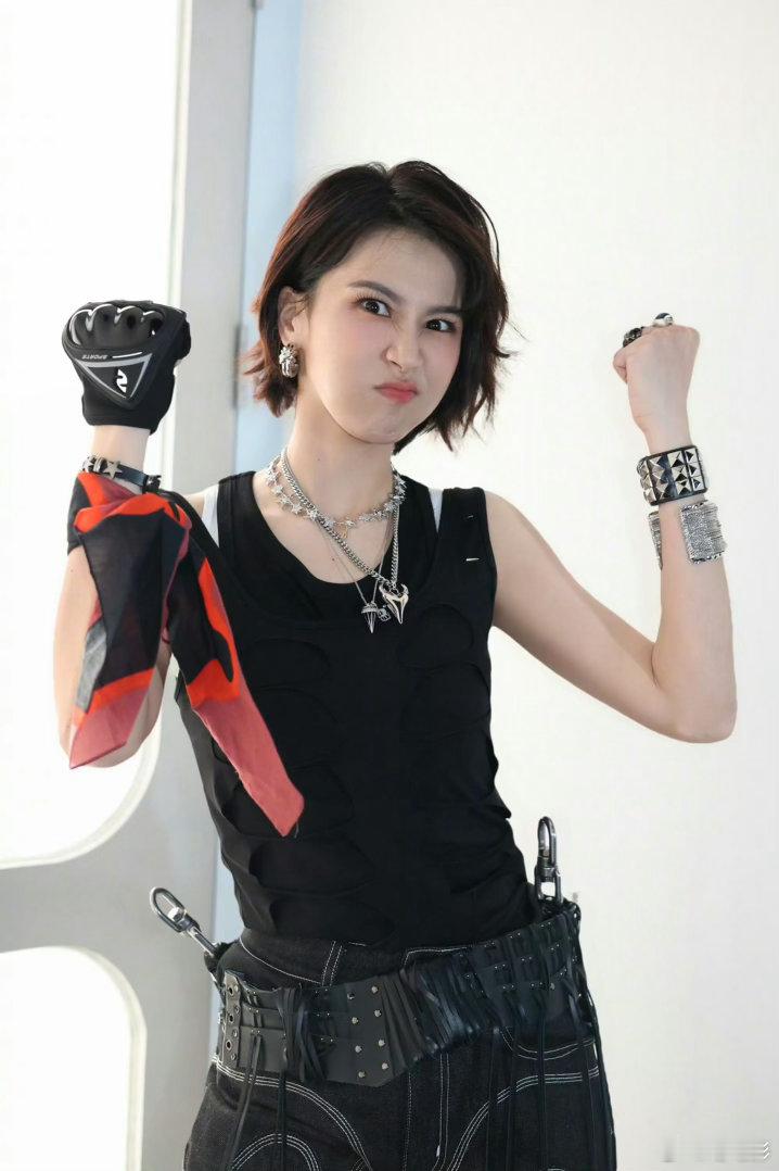 曾沛慈回应开演唱会粉丝喊话曾沛慈开演唱会被曾沛慈可爱晕了！自带憨憨氛围感，粉丝喊