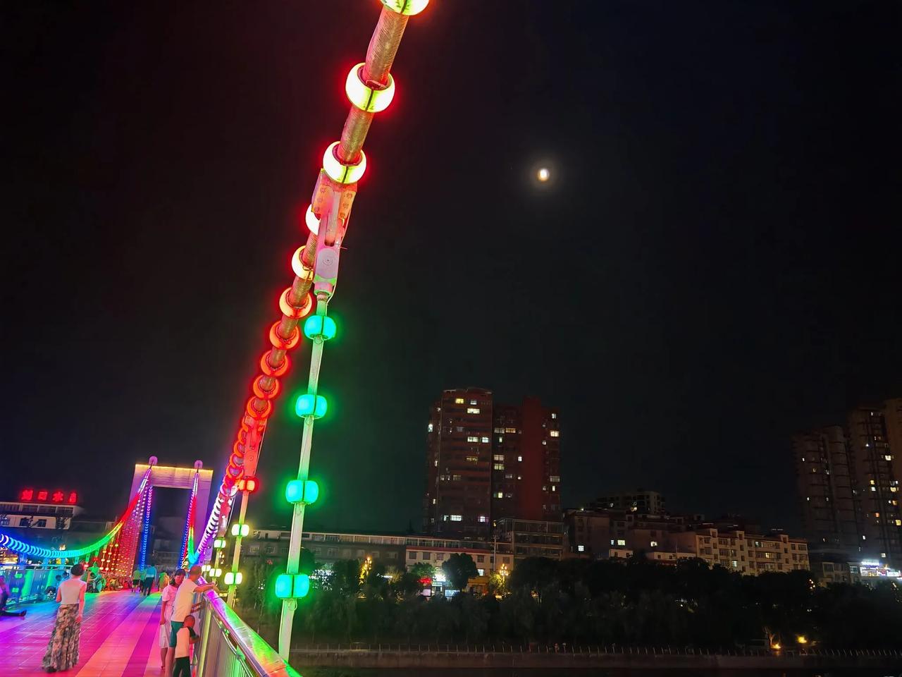 婚外恋比嫖娼更可怕。

因为后者只是肉体的出轨，而前者不仅肉体出轨，而且精神也出