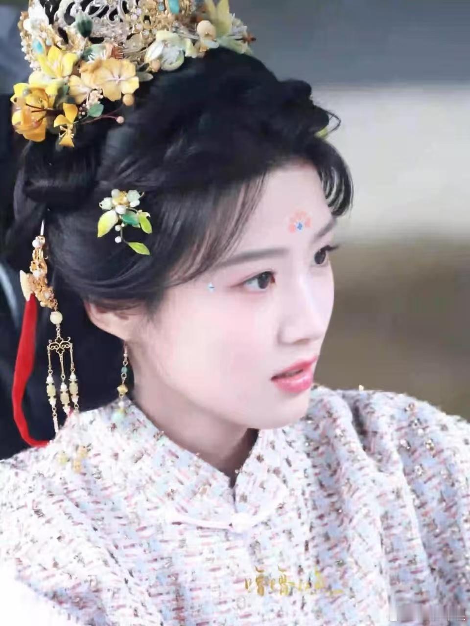 卢昱晓新妆造新花冠卢昱晓提醒粉丝快回家卢昱晓新妆造新花冠，不错不错，