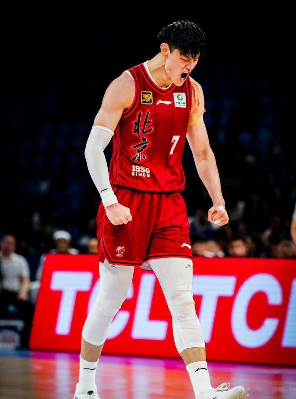 兜兜转转曾凡博还是回归北京男篮了陈盈骏+赵睿+周琦+曾凡博+雷蒙，北京队这本土配