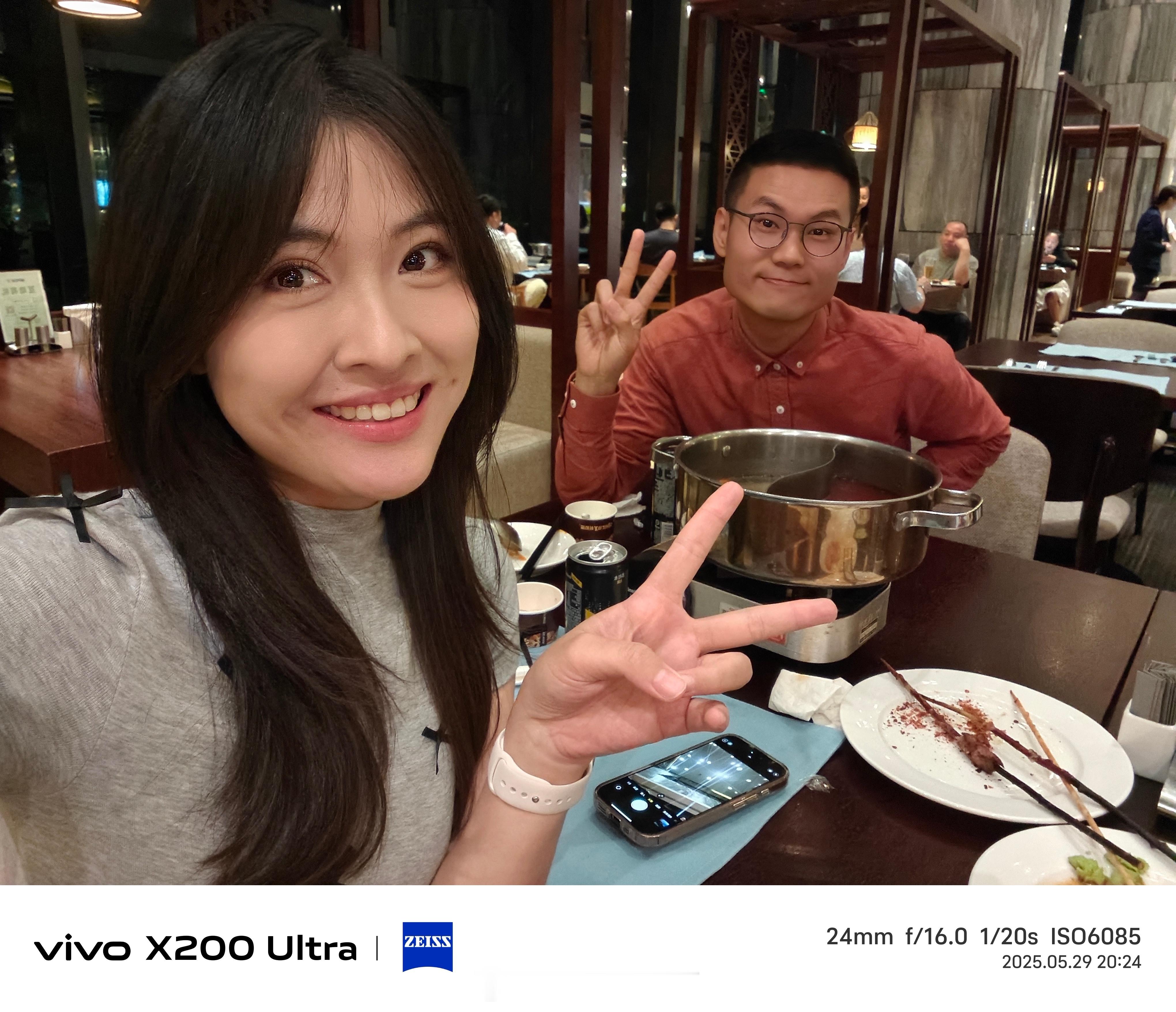 在深圳见到，身边的朋友人手一个vivo，能用vivo谁还用苹果自拍啊，原图直出的
