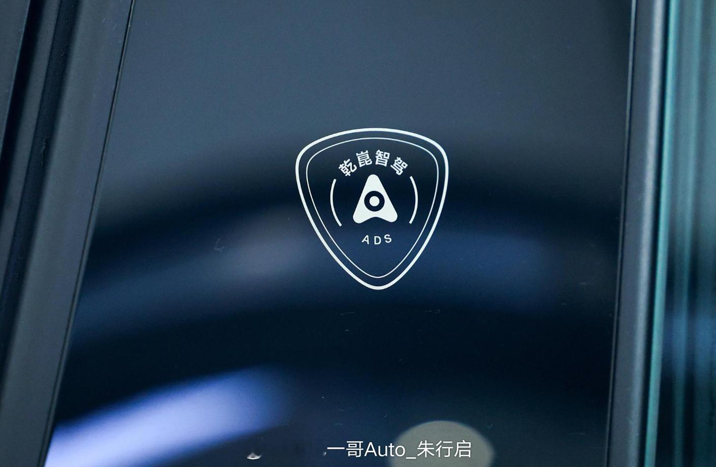 全新阿维塔12的实车图曝光，新车配备了半隐藏式车门把手，车顶搭载了顶置的激光雷达