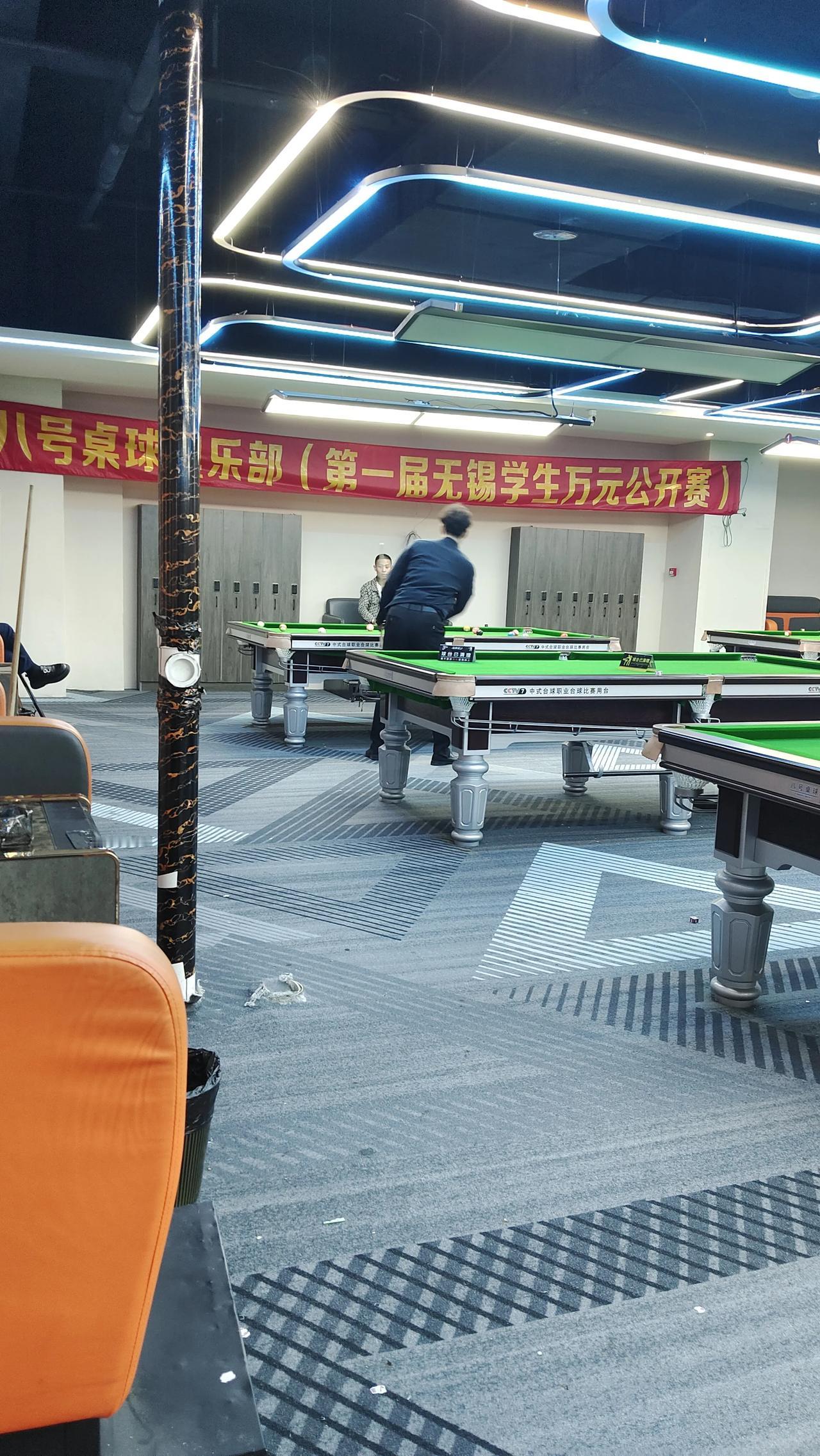 附近又开了一家台球室，家附近5公里以内，数一数已经有七八家台球室。逐渐成为全民运