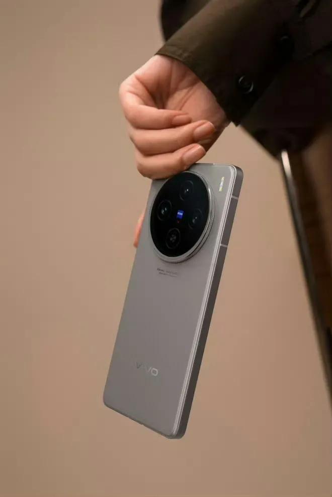 vivo X100s的真机图曝光了，直边中框+直屏机身确认了！中框是钛原色，是不