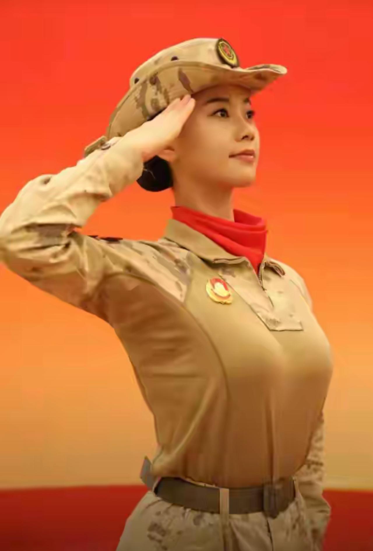 女民兵方队的这位队员一下红了，阅兵场上的她又美又飒，英气十足，长得一张国泰民安脸