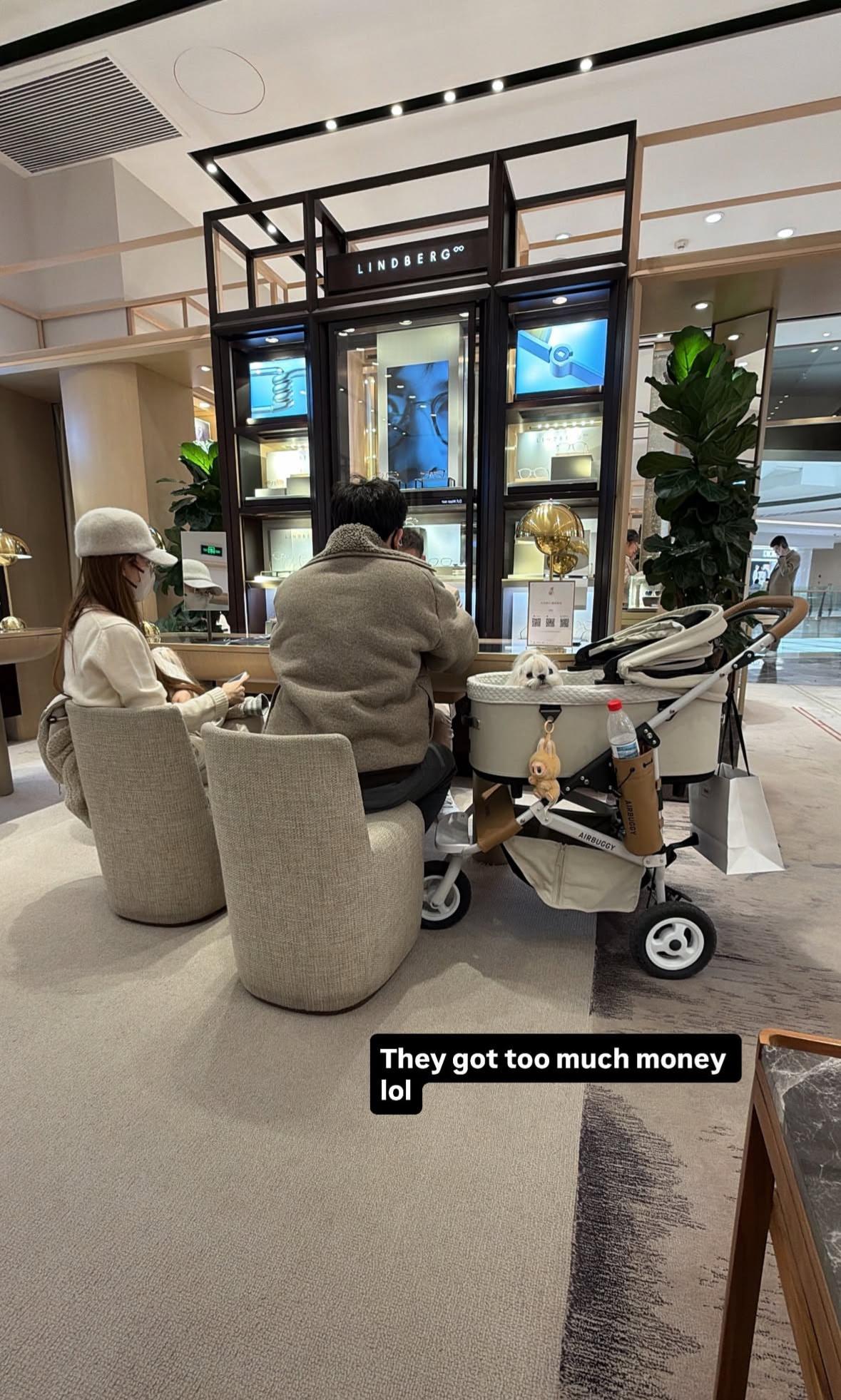 莫兰德更新拍下商场里的这一幕写到：他们一定很有钱 