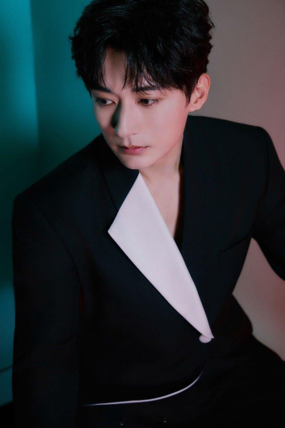 黑西装是刘学义的统治区 嘿！别人穿黑西装是普通，刘学义穿黑西装那是“称霸”！文荣