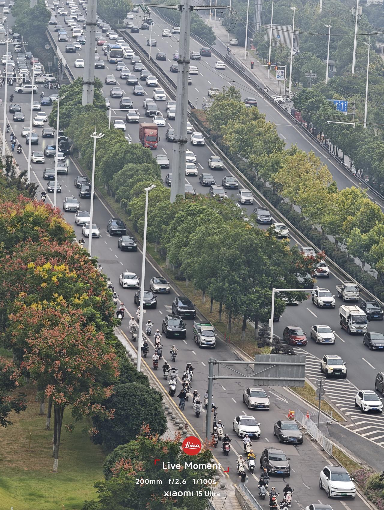 长沙河东到河西上班大军，真不想开车上班吧！

早高峰9点拍到的长沙岳麓大道，迟到